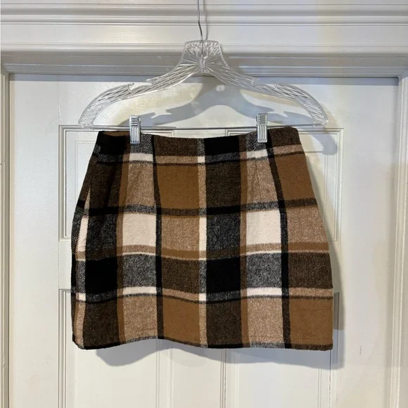 Elegant Plaid Mini Skirt in Tan and Black - Picture 3 of 7